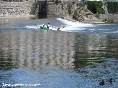 image de kayakiste près d'une chute